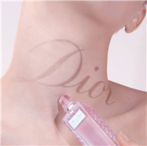 MISS DIOR ROLLER-PEARL : a sensual gesture, like an artist’s brush on the skin, leaving a perfumed kiss on your neck.