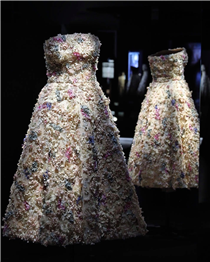 A first look at the MISS DIOR LOVE N’ROSES EXHIBITION rooms in Shanghai’s MOCA. The exhibition is a complete immersion into the sources of the creative universe of MISS DIOR, the “beloved daughter” of the avenue Montaigne House.