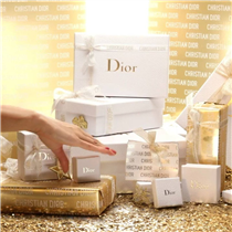 Dior wishes you a wonderful holiday season! It’s finally time to unwrap all the Dior boxes waiting for you. Have the most magical night with Dior. 