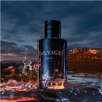 A highly concentrated interpretation of Sauvage, where extreme freshness intersects with warm nuances for a “wild beauty”.