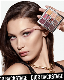 Beauties Bella Hadid and Blesnya Minher wear the new Dior Backstage Rosewood Eye Palette: a primer, two universal matte shades, a shimmery top coat and a range of rosewoods, browns and gold to complement any complexion!