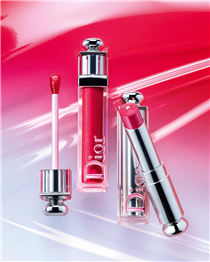The new Dior Addict Stellar Gloss offers your lips the best: the fusion of beeswax and jojoba oil acts like a balm to condition, nourish and plump the lips, delivering hydration, comfort, and suppleness all day long! And you'll obsess over the addictively soft applicator that hugs your lips.