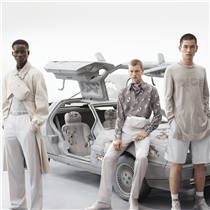 A newspaper print, originally debuting in the Spring-Summer 2000 haute couture show, emerges as a key element of the Dior Summer 2020 men's collaboration between Kim Jones and Daniel Arsham, discoverable on.dior.com/summer20. Against a backdrop of an eroded DeLorean car sculpture by the American artist, that repurposed print appears on pieces ranging from t-shirts and scarves to B23 high-top sneakers.