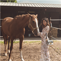 A city girl in love with the countryside too, @valentinamarzullo is happy when surrounded by nature and horses.