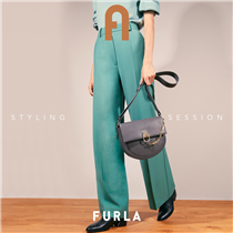 Let’s set your Holiday look straight. Swipe right to find the Furla Miss Mimì