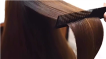 〈i_treatment〉秋冬轉季，很多人都有髮絲毛躁、頭皮敏感的問題。市場上其實亦有不少性質相類、功能相近的產品。Milbon CRONNA 系列能夠在日本大受專業沙龍的人客的歡迎，當然有其獨特之處。 首先它配套齊全，從SPA洗髮水到Treatment 以至配備家用的髮尾油，相較於市面其他只能保養中幅頭髮的Treatment，CRONNA 可以從髮根至髮尾作出全面修護，單是這一點，已經大受推崇。另外，它的鎖色功能非常強，除了潔淨用的備長炭，CRONNA 更加入了明礬這種色素固定劑，而 Treatment中Part 2採購全新的 Cap 技術，封蓋了髮絲以至髮尾上的缺口，把水份、蛋白質、色素都留住，效果顯著。 能夠成為日本不少專業沙龍的 Best Seller，這套CRONNA Treatment，絕對是這年的矚目產品。來，我們看看 Private I 髮型師 Edmond 分享的使用過程及心得！... Hair by Edmond Leung @private I Salon at ifc Hall
