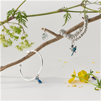 戴上這顆翠鳥吊飾，讓寧靜伴隨自己，每一顆Wildlife 的吊飾代表一年中的某個月份，哪一顆吊飾是你的最愛？